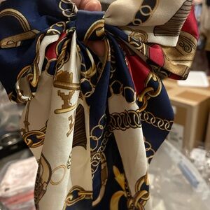 Elegant Navy and Cream Bow with Chain Print